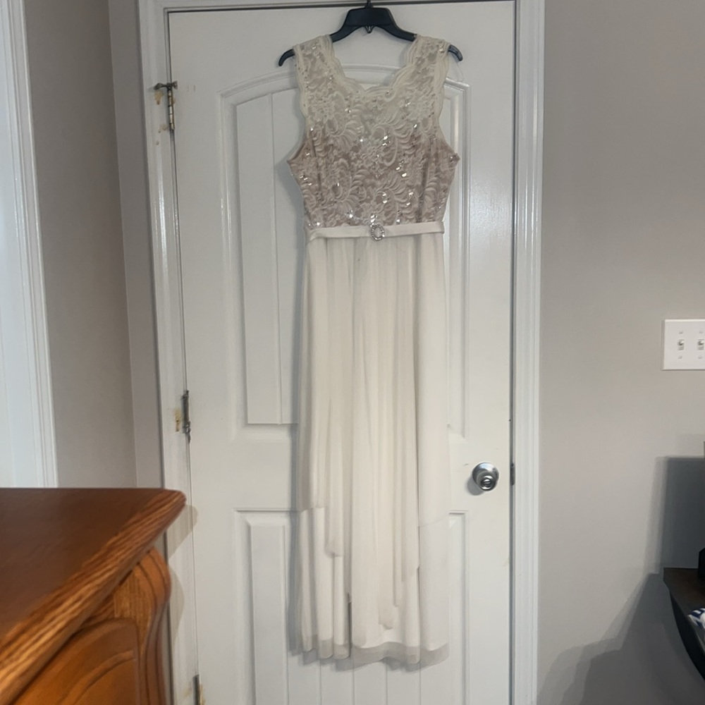 R & M Richard’s white sleeves Chiffon Gown - Picture 3 of 4